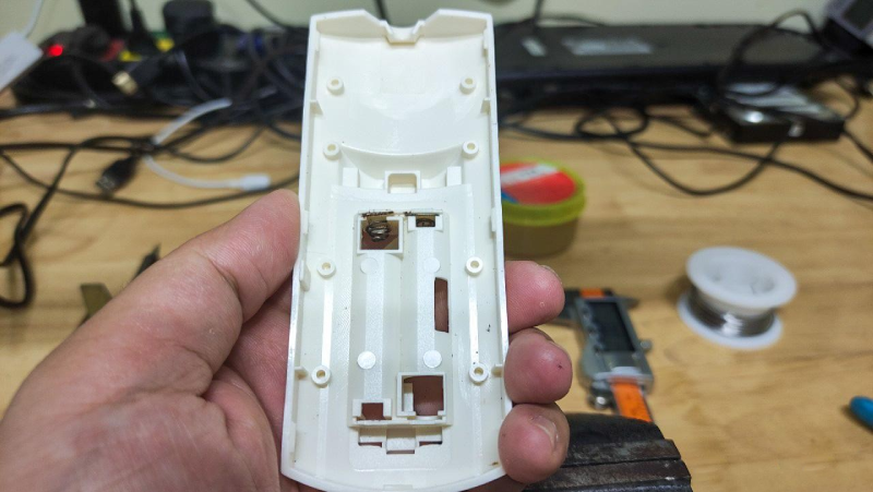 Mở nắp và tháo pin ra ngay lập tức Mở nắp và tháo pin ra ngay lập tức